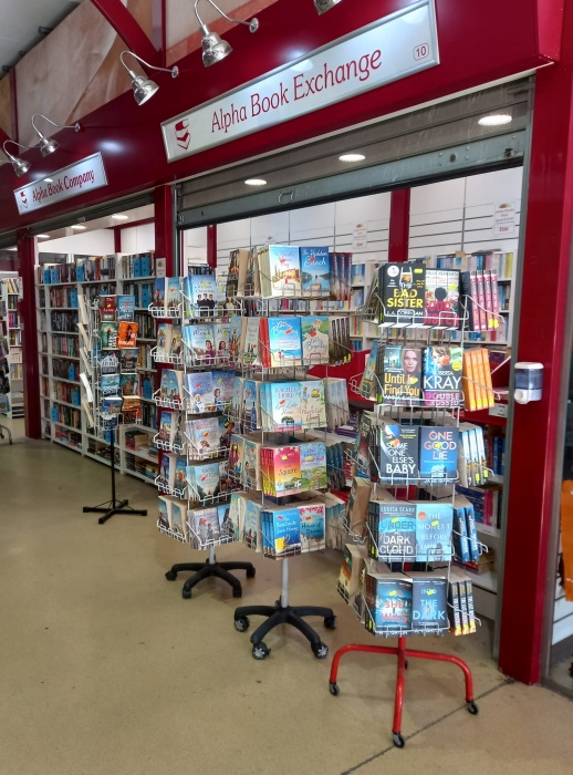 德國Alpha連鎖書店。（翻攝自FB@Alpha Book Company, Romford Shopping Hall）